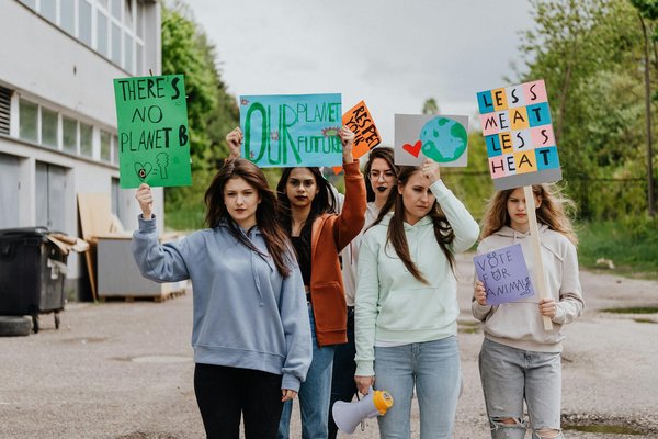 Quelles tendances émergent dans le monde de la politique internationale ?