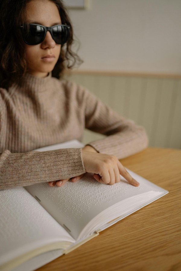 Malvoyance : définition, défis et soutien essentiel